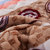 Bolly宝莱国际 超柔法莱绒绗缝沙发垫(幸福圆点 90*160cm)第4张高清大图