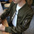 卡郎琪 男士新款时尚修身夹克 字母印花大码男士休闲夹克衫韩版潮男修身立领拉链口袋设计夹克 KLQKX-J35(军绿色 M)第3张高清大图
