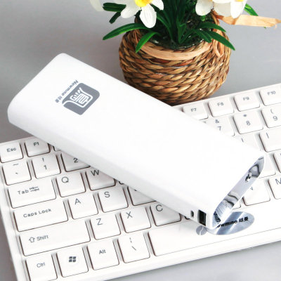 纽曼（Newmine）13000毫安移动电源（白色）U130 双USB高效输出 LED强光手电 智能充电宝